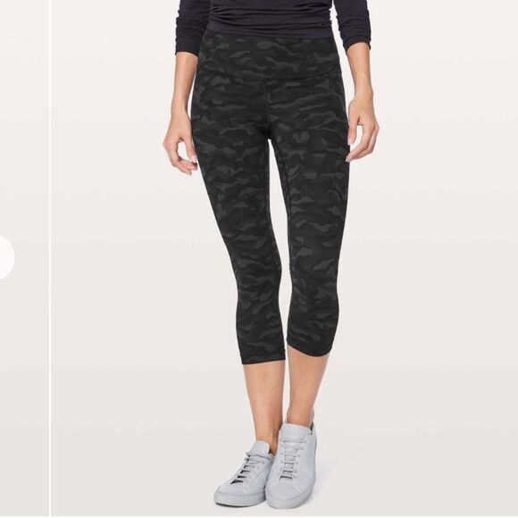 Lululemon Align Crop *21"
Sequoia Camo Print Deep Coal Black - Picture 2 of 10